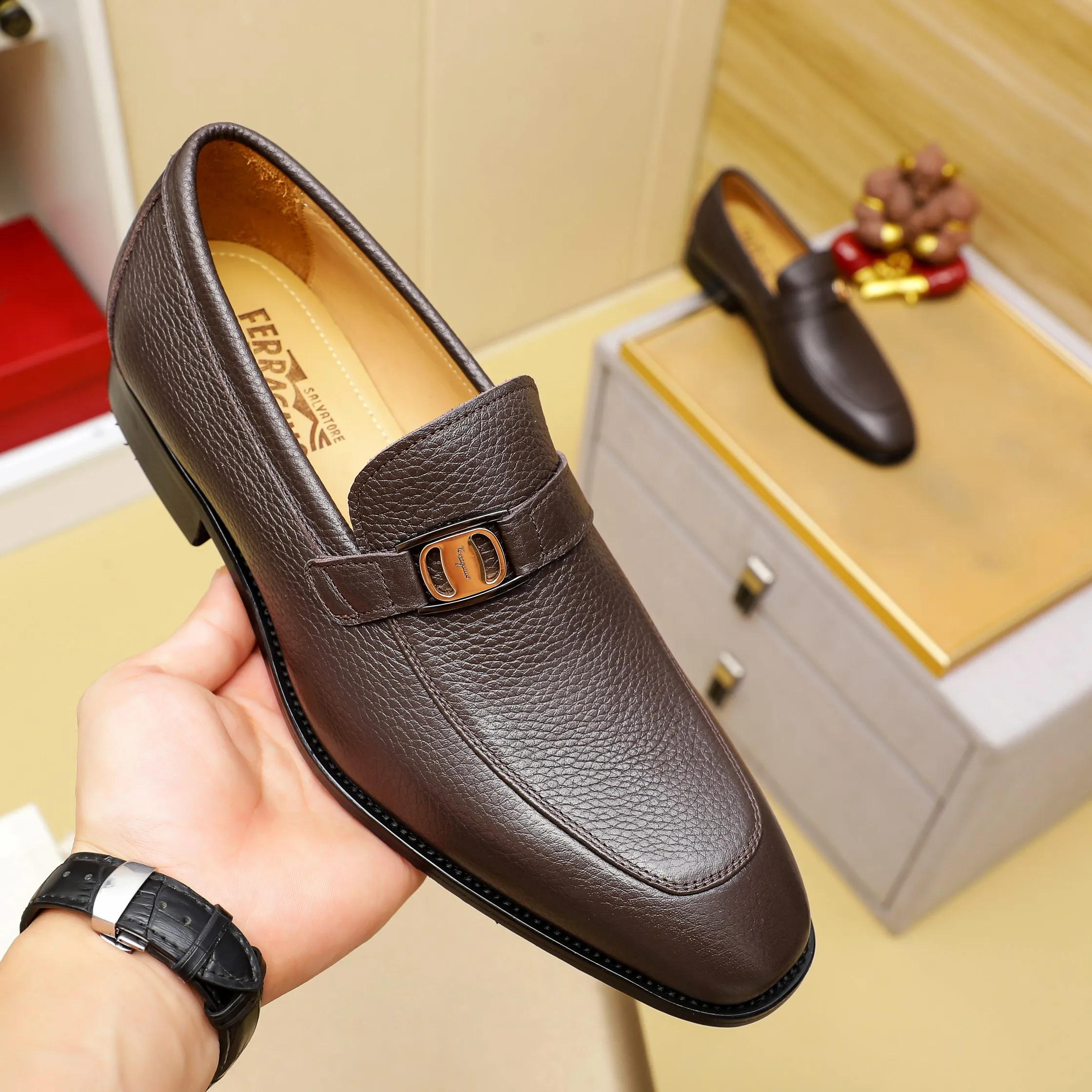 Men's shoes 💰460 🕷🕷🐂【Ferragamo】Ferragamo Popular fashion leather shoes🇨🇳Official website counter 1:1 production, original mold opening💯Good quality can be seen, imported high-end first-layer waxed calfskin, water-dyed🐂leather lining🌿very clear texture, high-quality waterproof, non-slip and wear-resistant outsole🎋high quality and low price, truly handmade🍓2 colors available! Code number 38-44……(45.46.Customized)